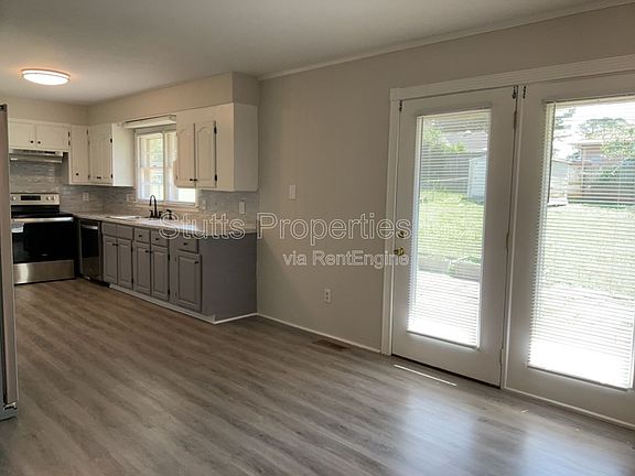 3rd image of 2402 Wellington St