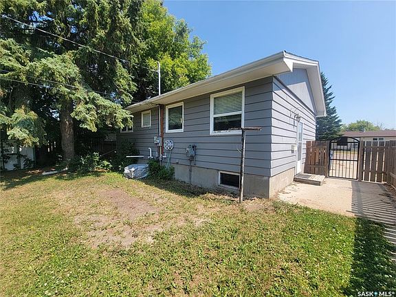 2nd image of 611 2nd STREET W