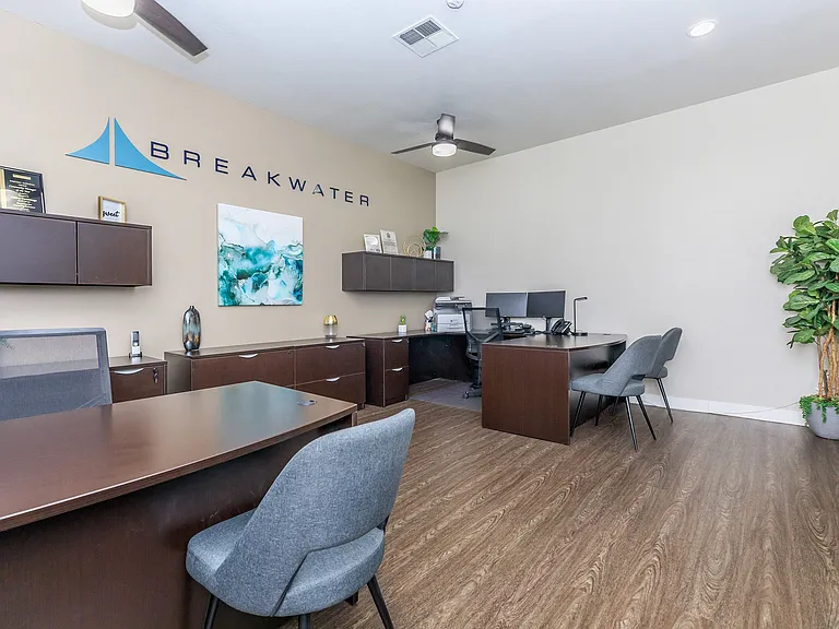 Breakwater Apartments — Photo 11