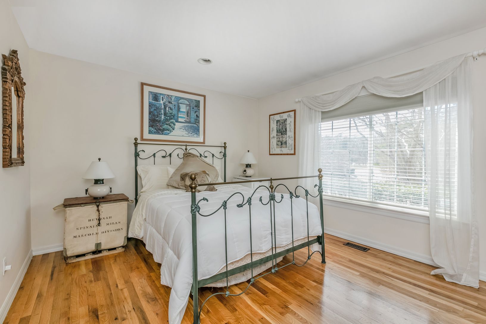  Guest bedroom