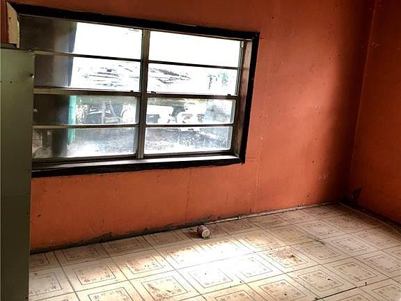 5th image of 215 E Wright Ave