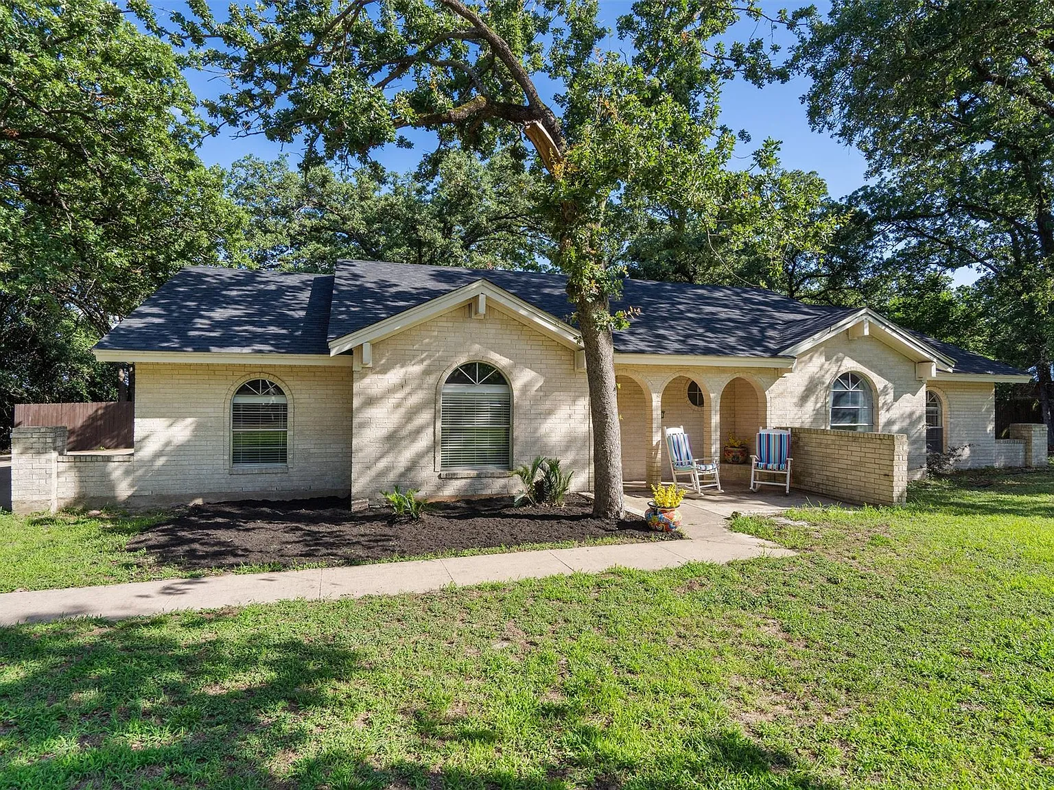 4 bed, 2.0 bath, 1845 sqft, $2,100 — Photo 3