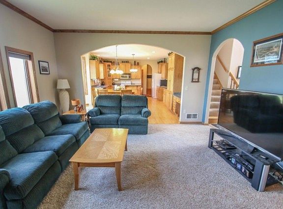 3rd image of 3800 Woodland Trl