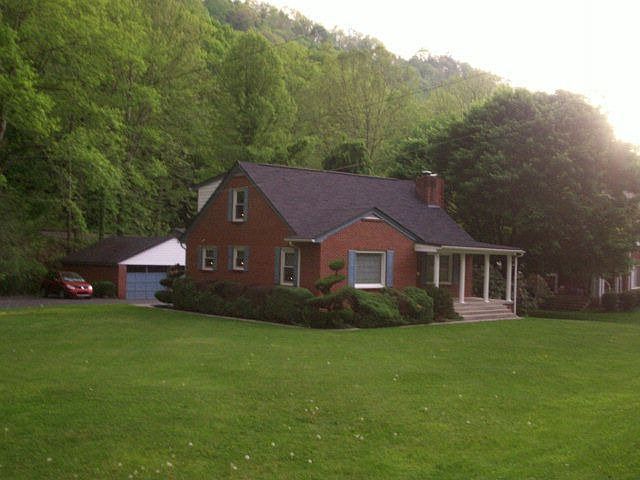 2nd image of 985 Riverside Dr