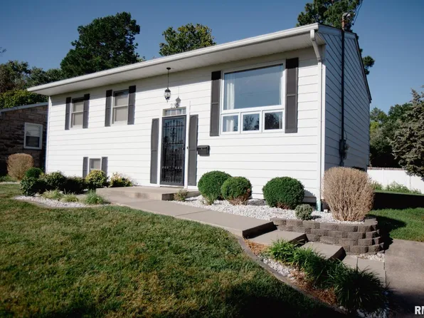 210 Peach Dr, Anna, IL 62906