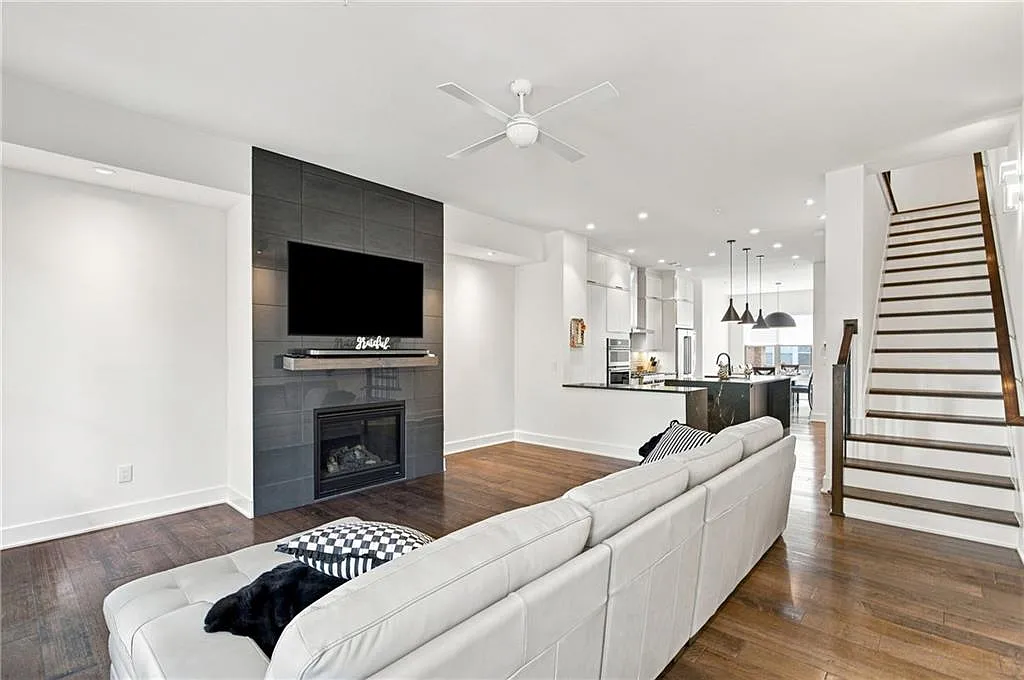 3 bed, 3.5 bath, 2412 sqft, $4,900 — Photo 3