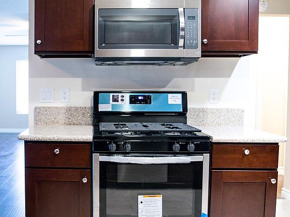 Full Kitchen Appliences in Stainless Steel (Dishwasher, Rang