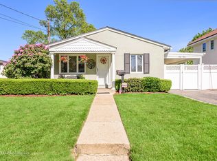 63 Park Ln, Massapequa, NY