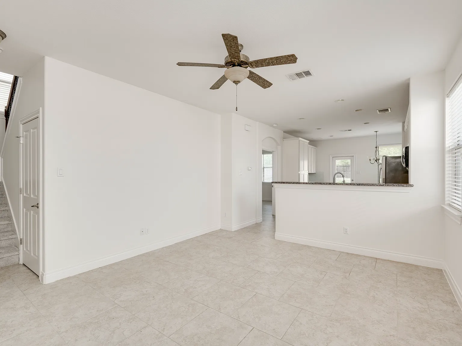4 bed, 2121 sqft, $3,100 — Photo 4