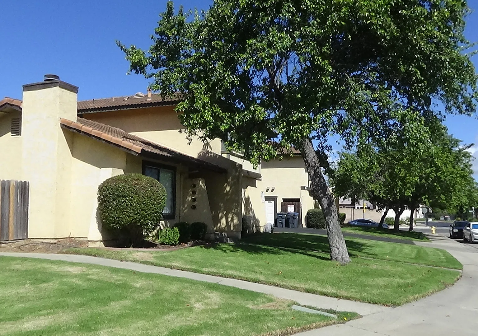 2 bed, 863 sqft, $2,300 — Photo 1