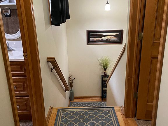 5th image of 19 Parkington Cir