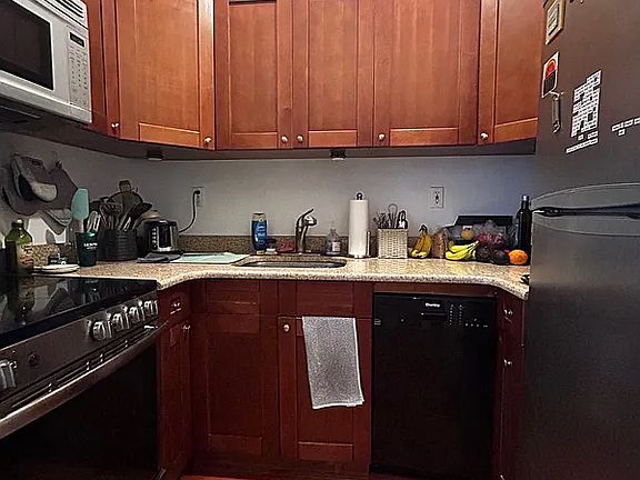 3rd image of 110 Saint Marks Pl APT 15