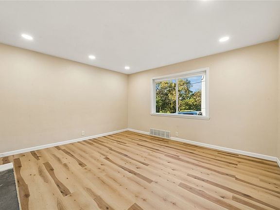 5th image of 3942 Vinceton St