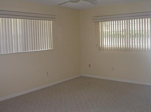 4th image of 824 Oyster Ln W