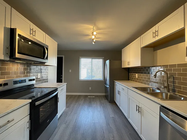 891 S Harris Ave — Photo 10