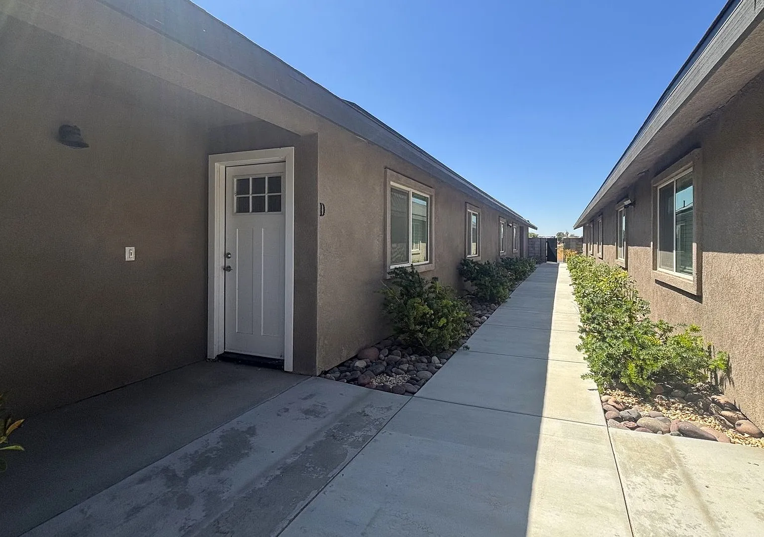 9933 N.Loop Units — Photo 1