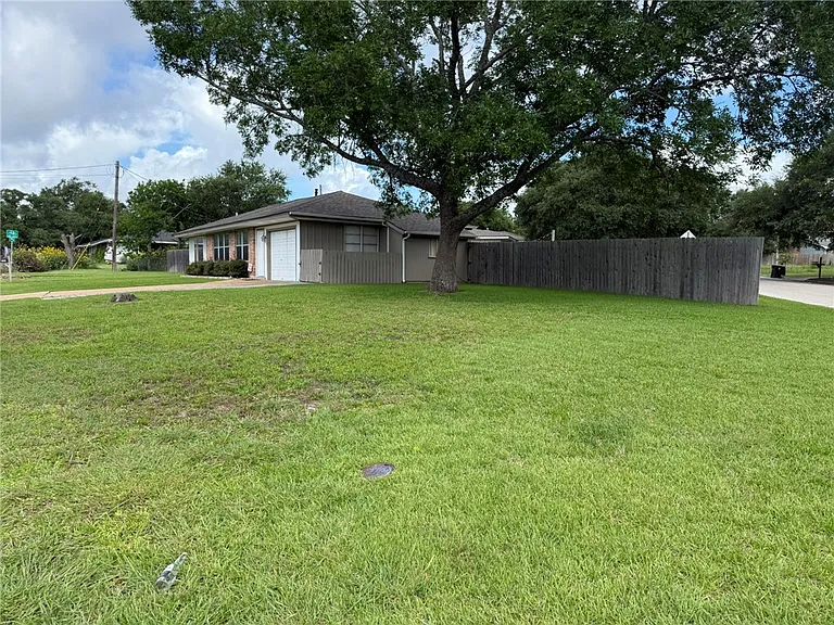 408 Brookside Dr W — Photo 26