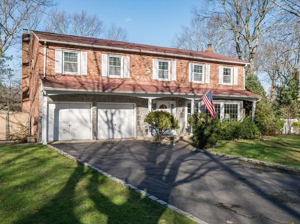 143 Parkway Drive N, Commack, NY 11725