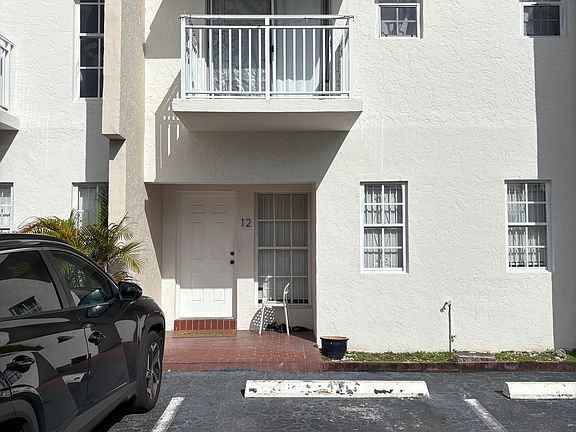 5th image of 2050 NE 140th St