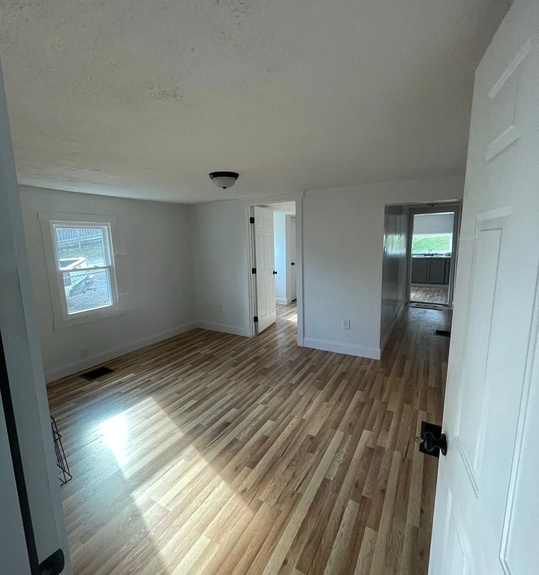 3 bed, 864 sqft, $900 — Photo 2