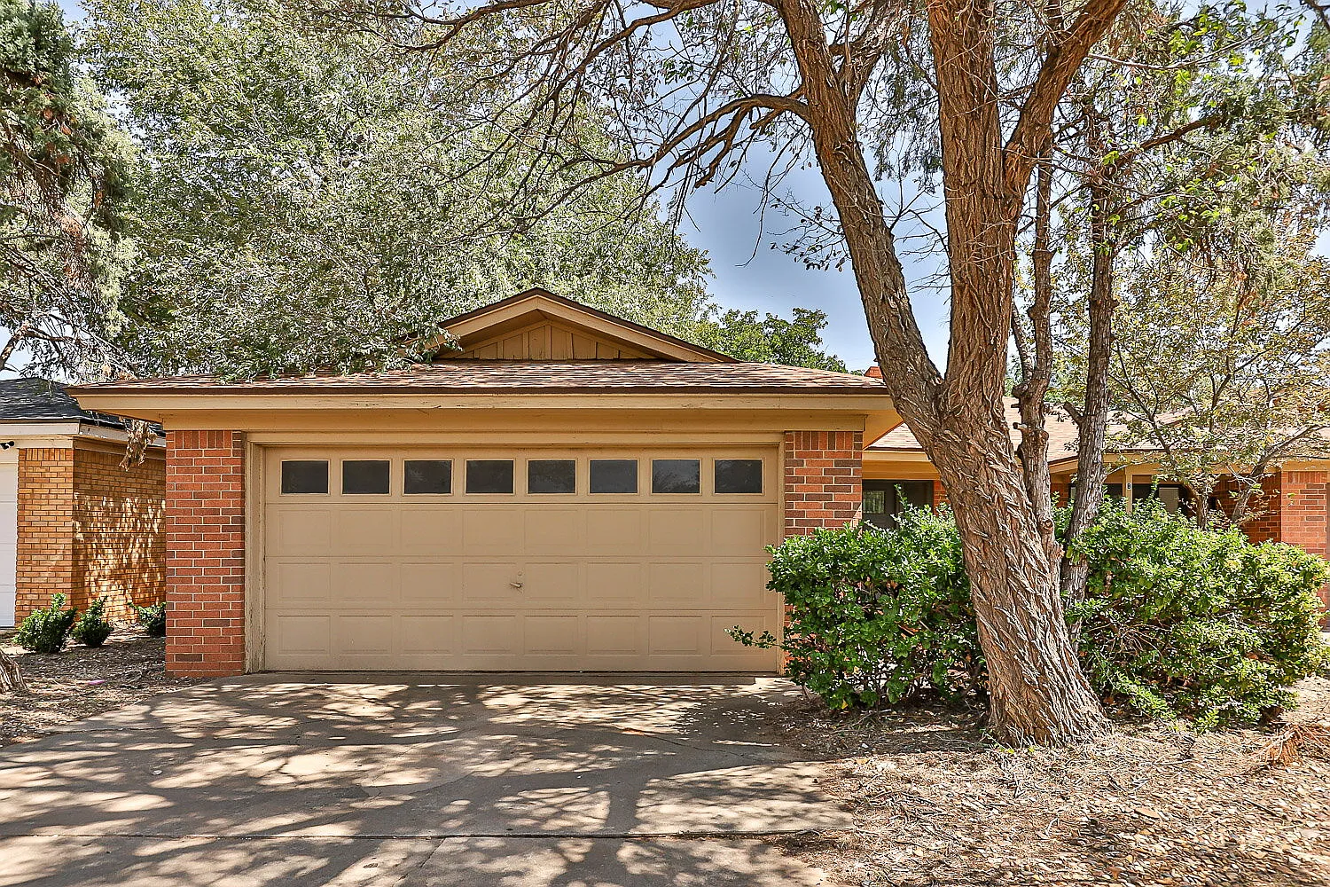 2 bed, 1.0 bath, 1221 sqft, $1,100 — Photo 2