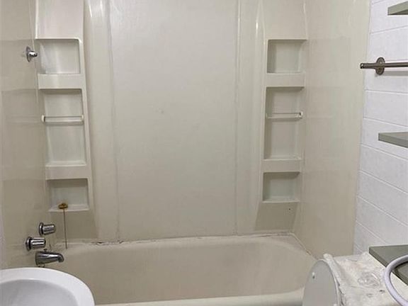 5th image of 1301 Nutwood St