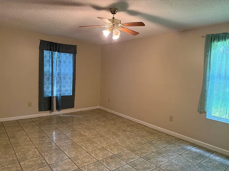 223 Georgia St — Photo 10
