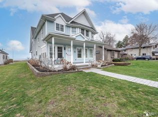 12988 Laplaisance Woods St, La Salle, MI 48145