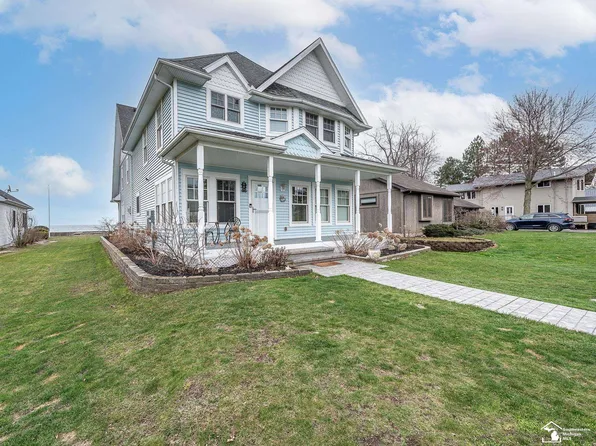 12988 Laplaisance Woods St, La Salle, MI 48145