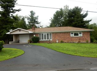 43 Meadowview Dr, Schaghticoke, NY 12154
