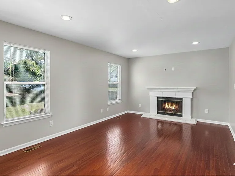 5204 Brighton Ln — Photo 2