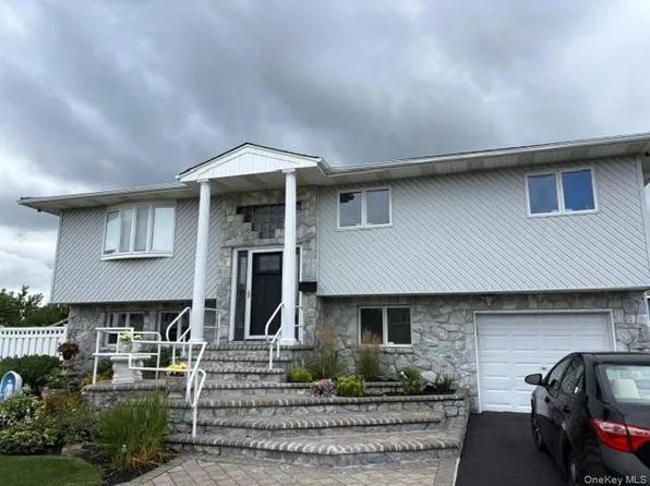 14 Wellbrock Street, Lindenhurst, NY 11757