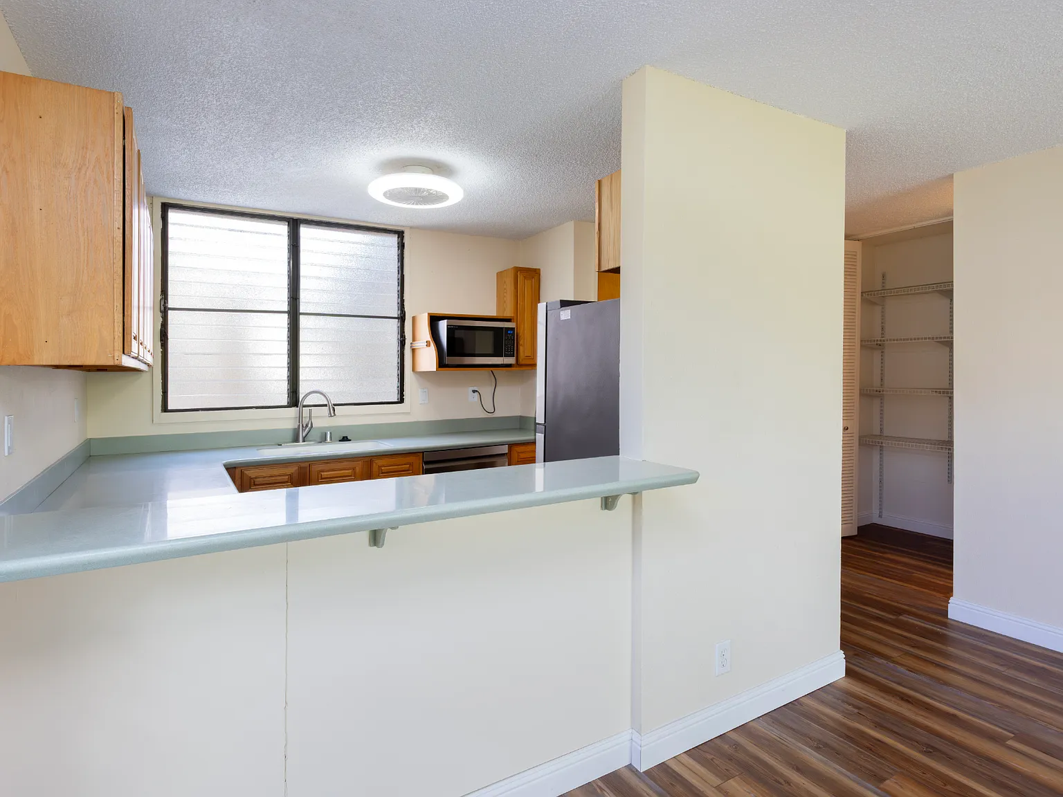 2 bed, 944 sqft, $3,500 — Photo 2