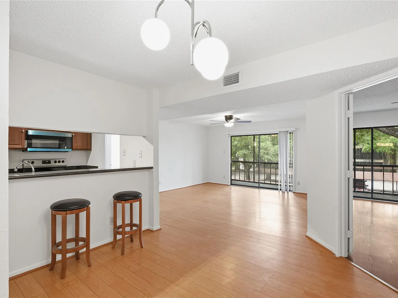 2 bed, 2.0 bath, 1054 sqft, $999 — Photo 4