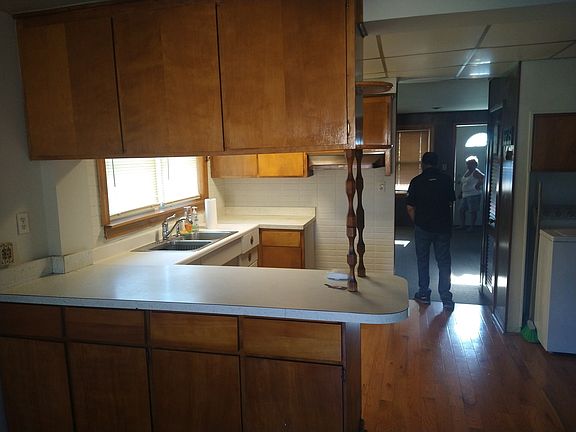 2nd image of 4915 S Lotus Ave