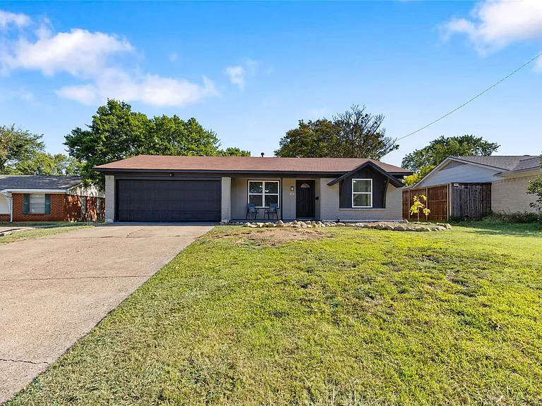 614 Cambridge Dr — Photo 1