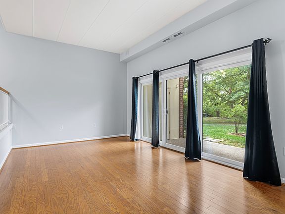 3rd image of 100 Roberts Ln APT 101