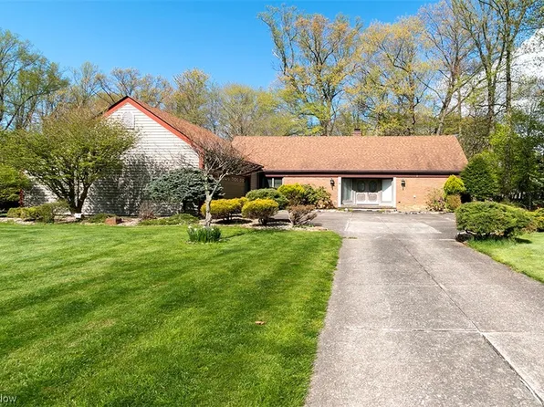 8061 Tanager Oval, Brecksville, OH 44141
