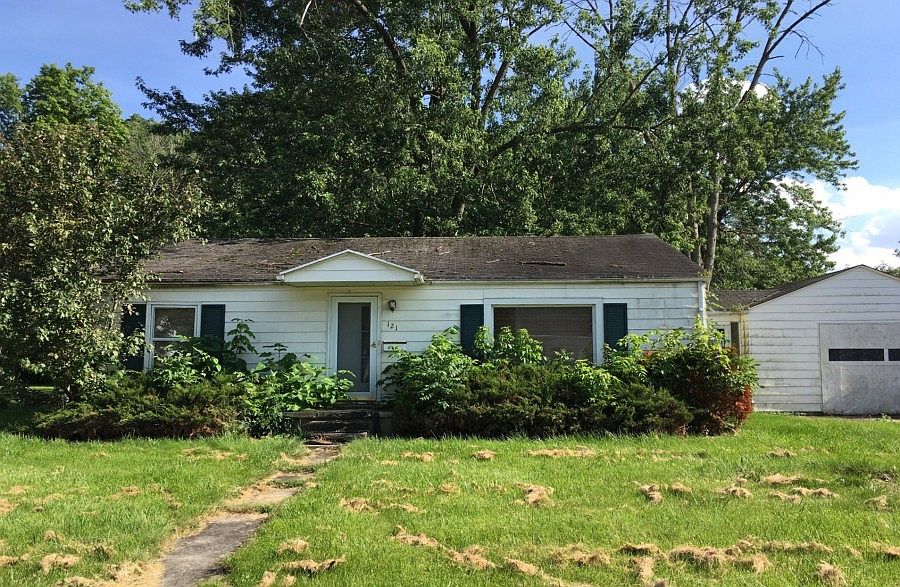 1st image of 121 E Floral Ave