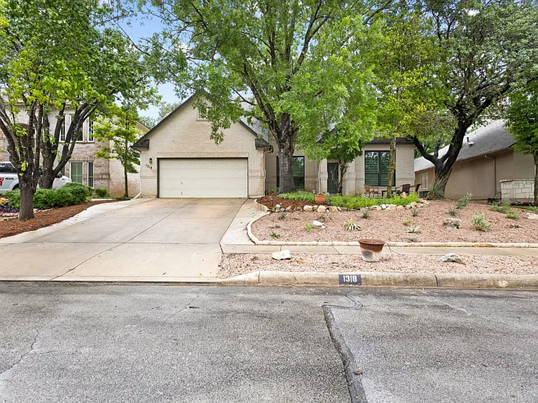 1318 Barton Crk — Photo 2
