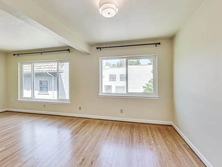 2208 Lakeshore Ave #311 — Photo 2