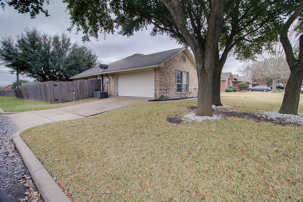 Building Photo - 10500 Sierra West Dr