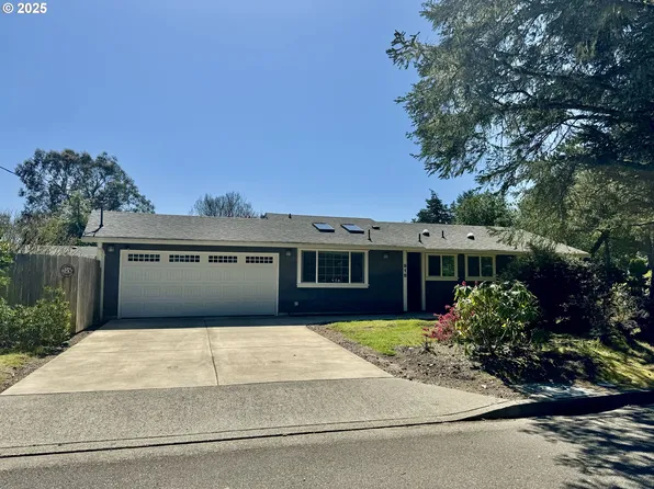 918 7th St, Florence, OR 97439
