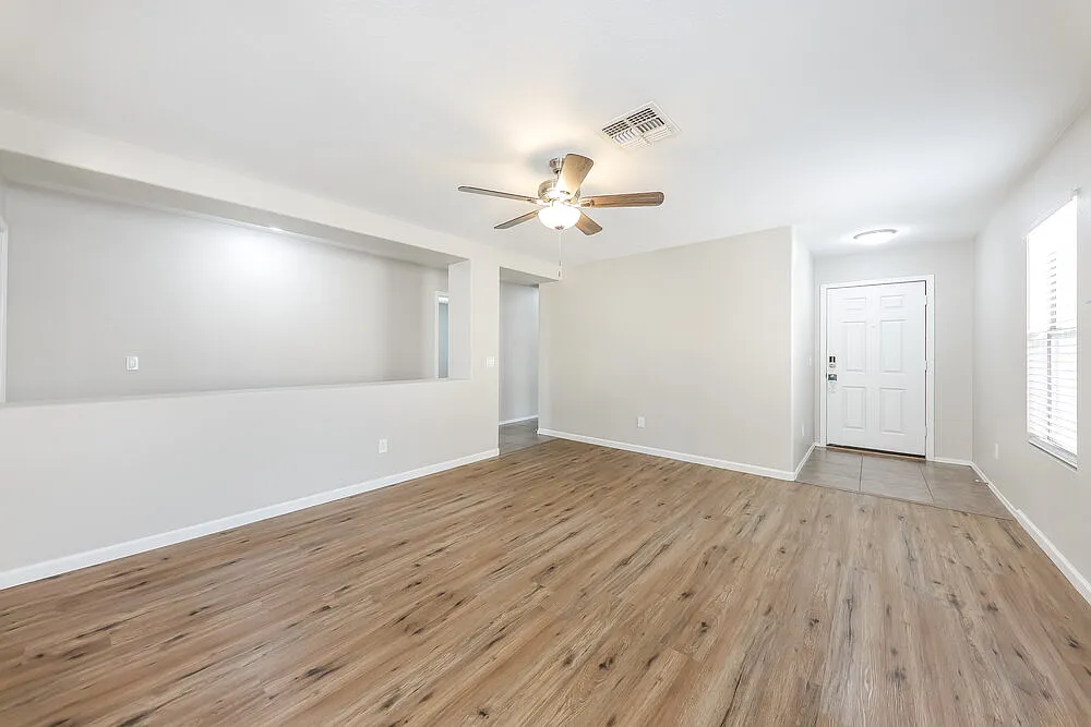 3 bed, 2.0 bath, 1366 sqft, $2,090 — Photo 3