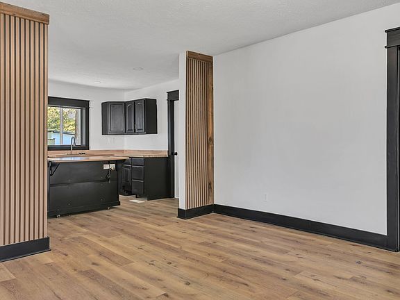 5th image of 402 England St E