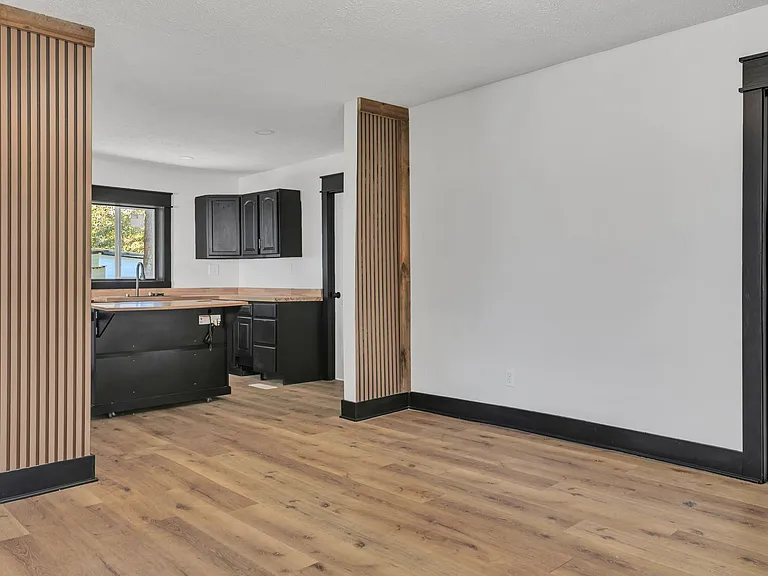 402 England St E — Photo 5
