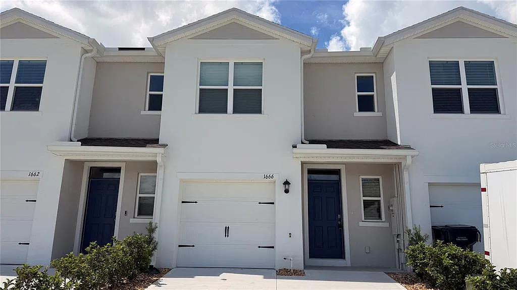 3 bed, 2.5 bath, 1463 sqft, $1,900 — Photo 1
