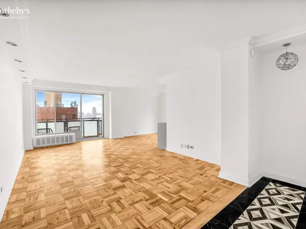 300 East 40th Street 32K image 2 of 16