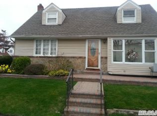 37 Holland Ct, Valley Stream, NY 11580