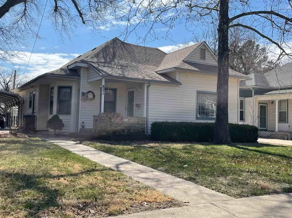 821 E 10th Ave, Winfield, KS 67156